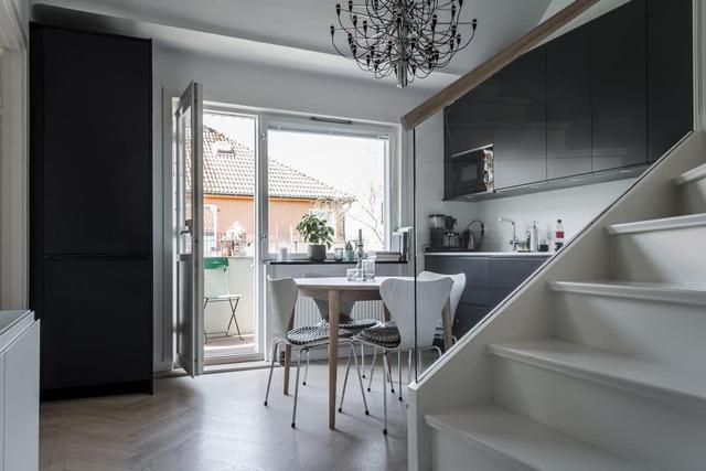 Södermalm Stockholmslägenhet med privat balkong och stadssilhuettutsikt