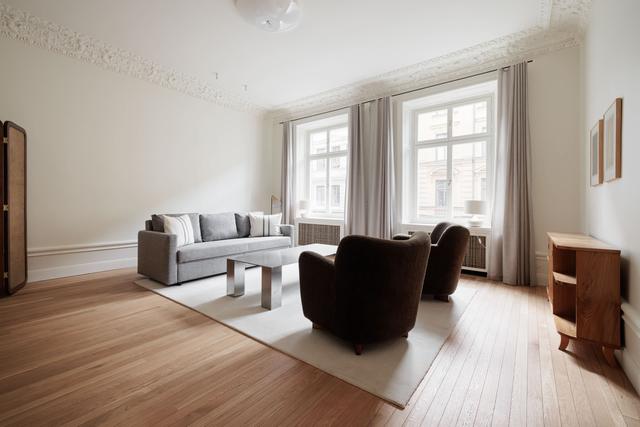 Skandinavisk lägenhetsinteriör med privat balkong i Östermalm, Stockholm
