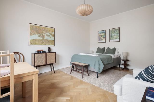 Stockholm studio apartment, 140 cm bed, dining table for two, compact kitchen, armchair, hallway