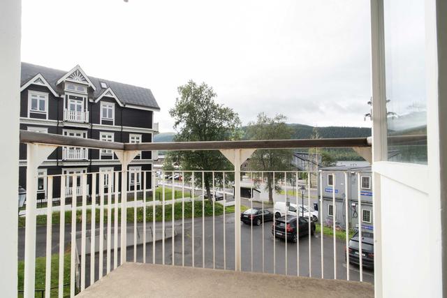 Mysigt vardagsrum i Åre-lägenhet, modern matplats och kök, master sovrum och sovrum 2