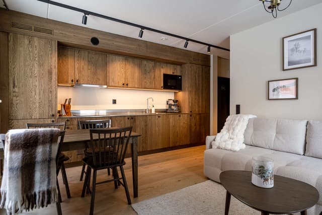 Interiör av Åre-lägenhet med privat bastu, gemensam lounge och skidförråd