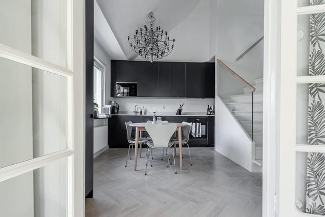 Södermalm Stockholmslägenhet med privat balkong och stadssilhuettutsikt