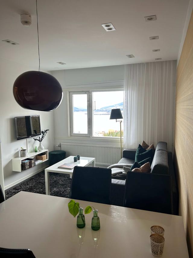 Åre ski-in/ski-out-lägenhet: vardagsrum med bergsutsikt, matplats och kök, master bedroom, sovrum 2, badrum