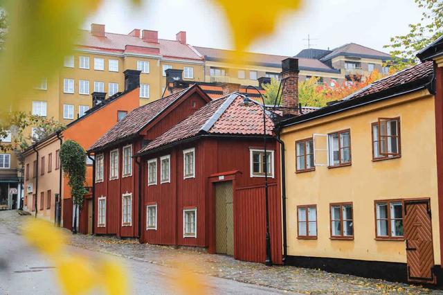 Vardagsrum i Södermalmslägenhet med matbord, bäddsoffa och läshörna