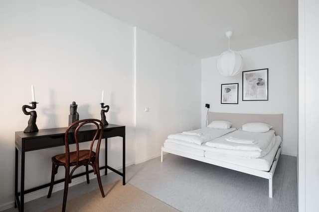 Studio på Södermalm med dubbelsäng, bäddsoffa, pentry, matplats och förvaringsutrymme