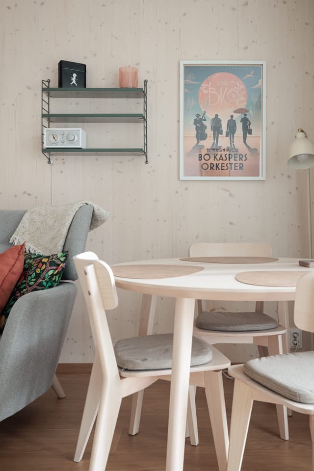 Modern skandinavisk studio med balkong på Kungsholmen, Stockholm