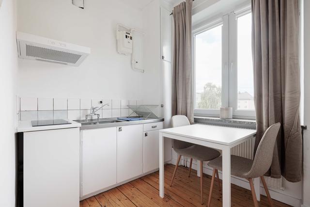 Mysig studio i Sundbyberg med utsikt över gröna parker
