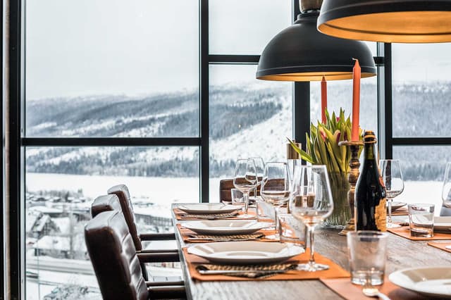 Rymlig lägenhet i Åre med stora fönster, bastu, öppen spis och balkonger nära skidåkning och centrum