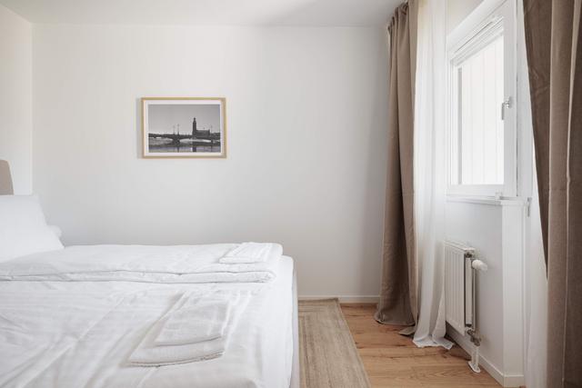 Ljust vardagsrum, modernt kök, mysigt sovrum och fräscht badrum i SoFo-lägenhet, Stockholm