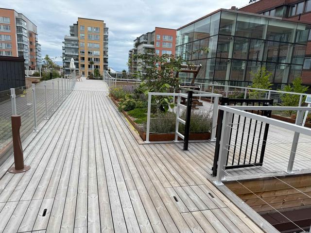 Modern studiointeriör på Kungsholmen, privat balkong för kaffestunder, stor innergård