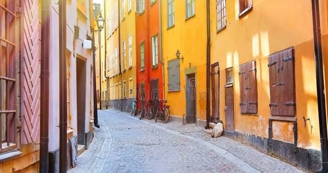 1 rok i Gamla stan med modernt kök och stora fönster mot gågata