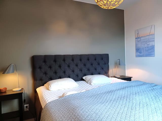 Modern lägenhet i Åre nära torget med öppen spis, privat bastu, balkong och nära till liftar.