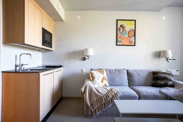 Studions balkong med utsikt över Åre by och sjön, skidåkning rakt ut