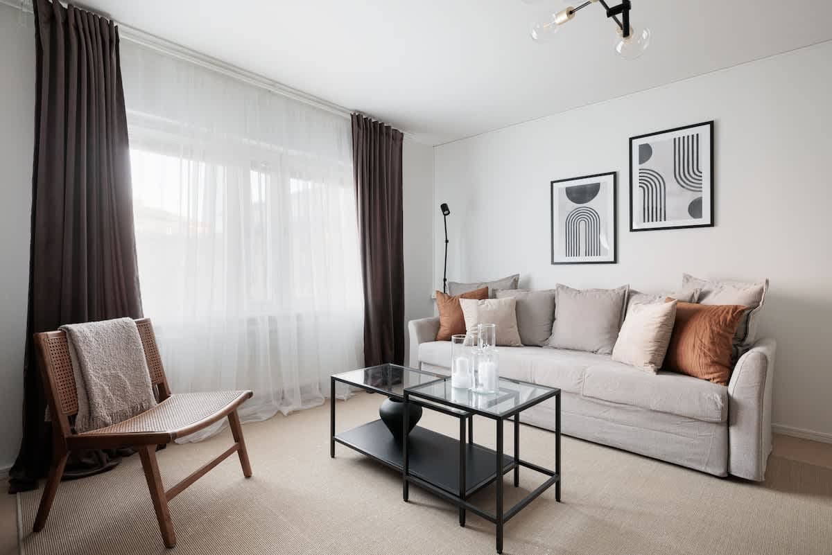 Interiörvy av en SoFo-lägenhet i Stockholm med bäddsoffa, sovrumslådor och arbetsplats