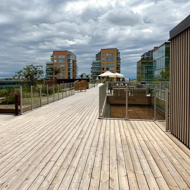 Modern studiointeriör på Kungsholmen, privat balkong för kaffestunder, stor innergård