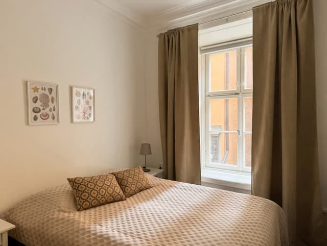 1 rok i Gamla stan med modernt kök och stora fönster mot gågata