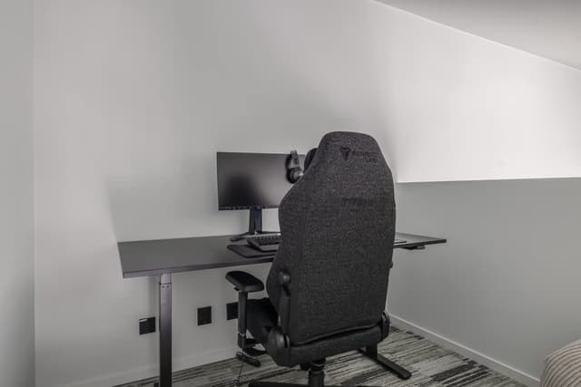 Studieboende på HomeX Hotel Täby med privat balkong, mezzanin-skrivbord, gemensamt kök och lounge