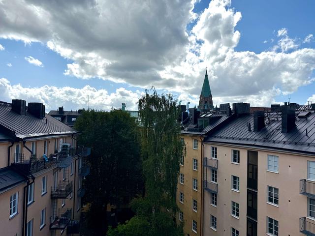Öppen planlösning kök och matplats i en tvåa på översta våningen i centrum