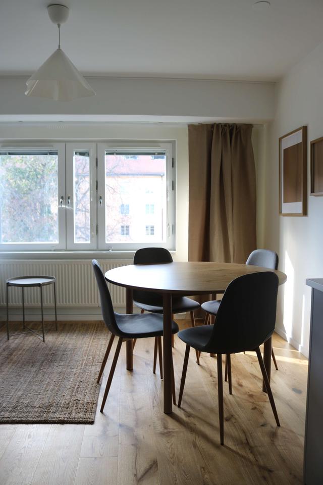 Nyrenoverat kaklat badrum i SoFo-lägenhet, Stockholm; Stilren ett-rumslägenhet i Södermalm SoFo
