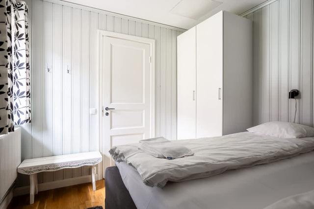 Vardagsrum och kök i Åre Fjällby lägenhet, master sovrum, barnrum med våningssäng, balkongutsikt