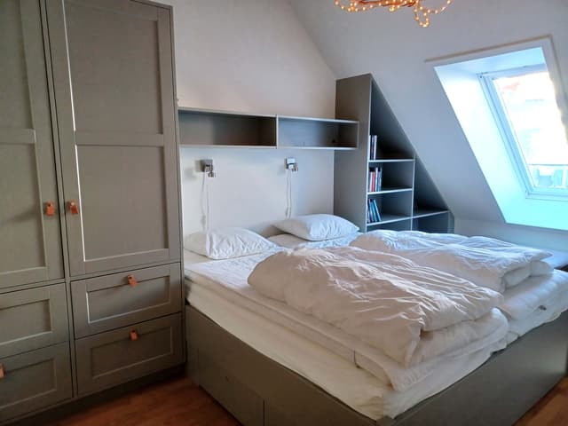 Top-floor apartment in central Åre with slanted ceilings, natural light and ski storage near the lifts