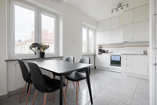 Lägenhetsbalkong mot grönska i Sundbyberg, Stockholms förort