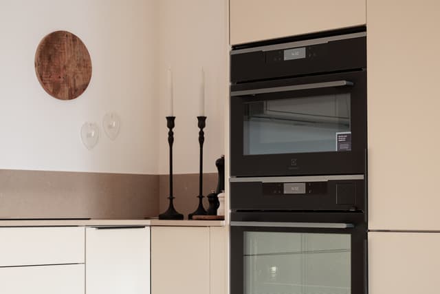 Interiör av en ljus Kungsholmenlägenhet i skandinavisk stil med trädetaljer