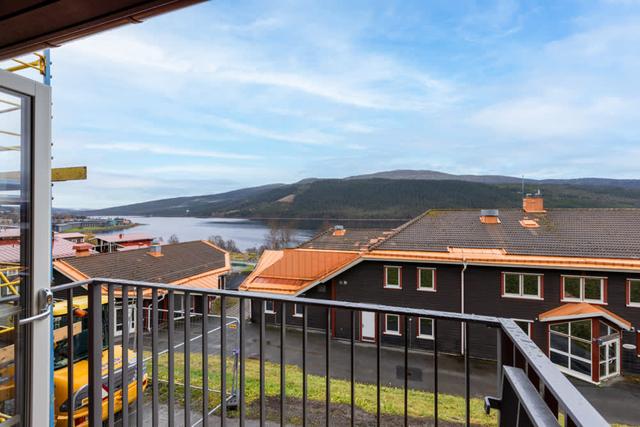 Vardagsrum och kök i Åre Fjällby lägenhet, master sovrum, barnrum med våningssäng, balkongutsikt