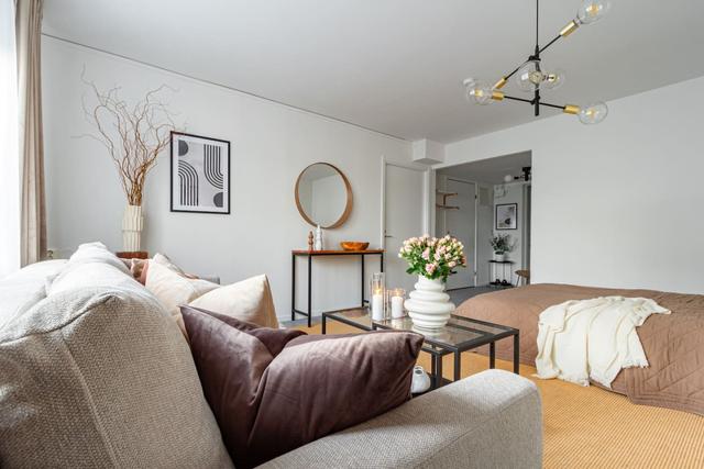 Living room with sofa bed in Södermalm studio apartment.