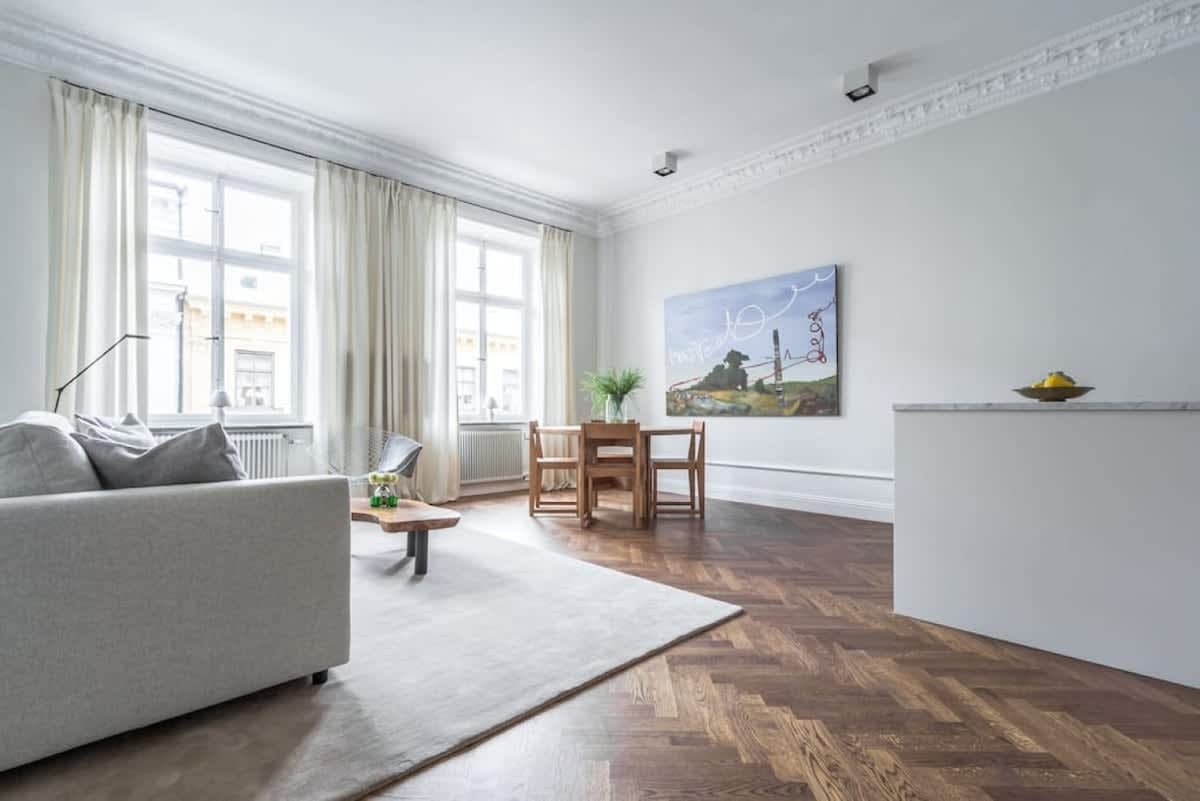 Renoverad lägenhet i Östermalm, Stockholm med balkong och fiskbensparkett.