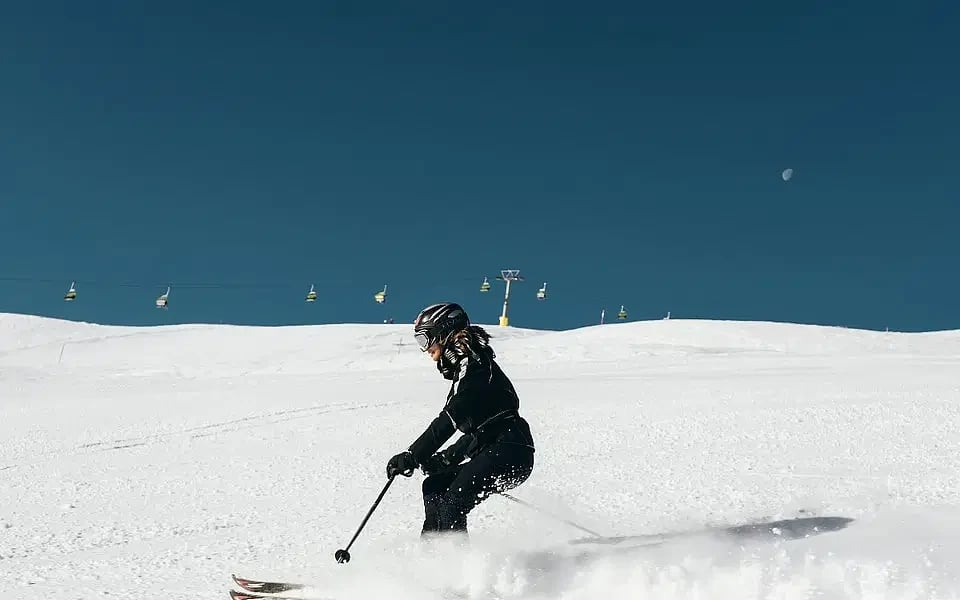 When do the ski lifts in Åre open?