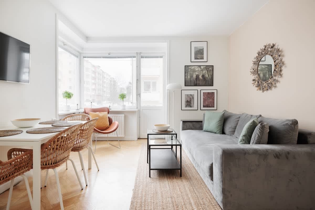 Vardagsrum med 160 cm bäddsoffa i Stockholmslägenhet