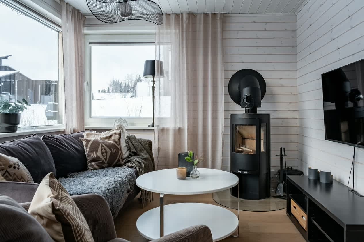 Queen bed and bunk beds in a family apartment in Tegefjäll