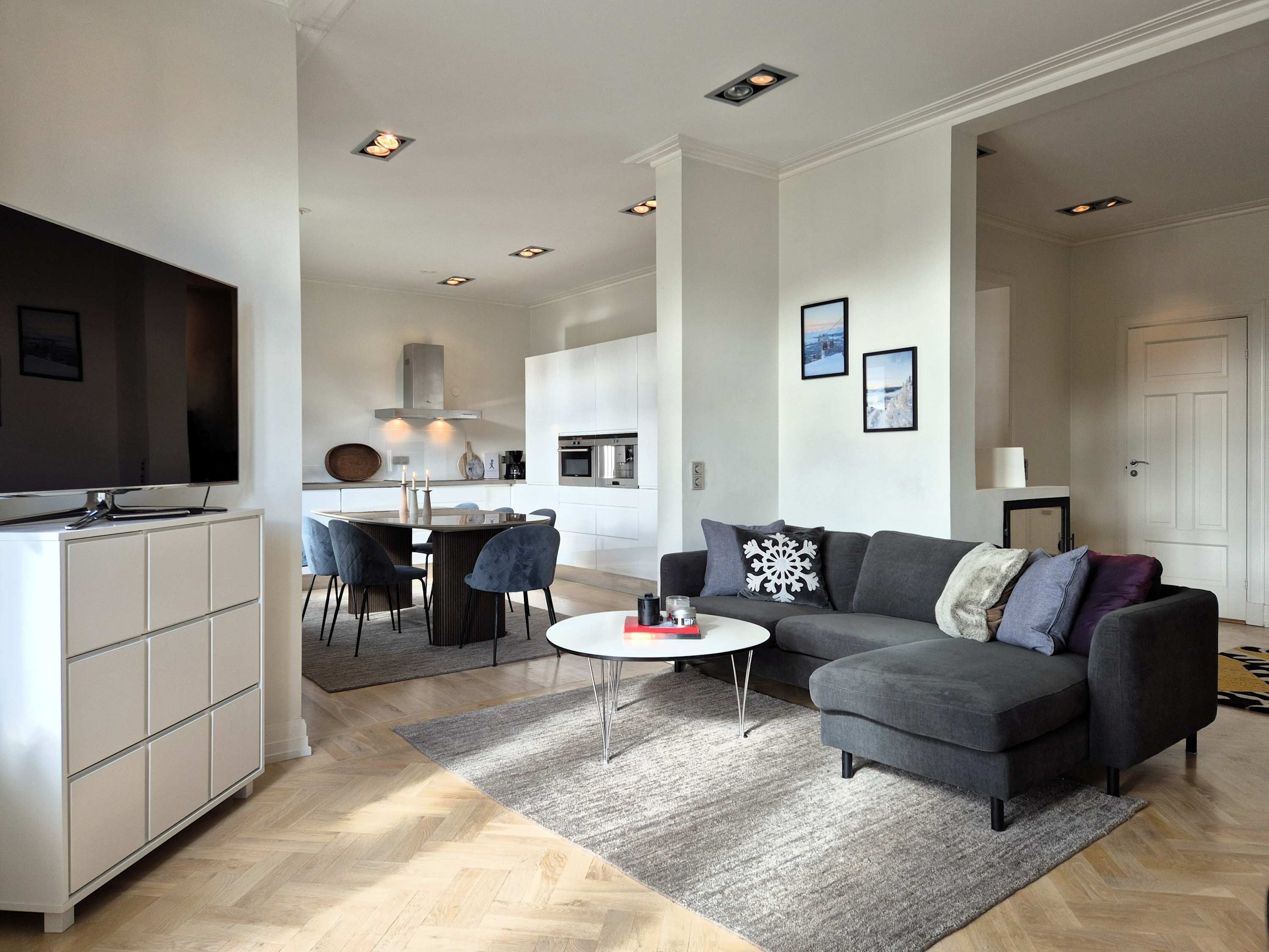 Spacious modern apartment in central Åre near Åre Square, close to ski lifts and slopes, sleeps up to 6