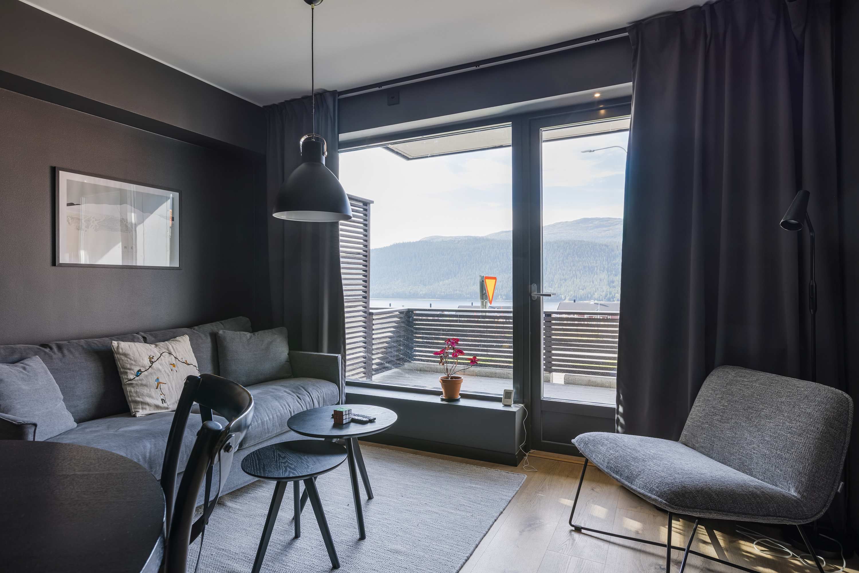 Modernt kök i Åre-lägenhet, stilrent badrum, mysigt vardagsrum med fjällutsikt